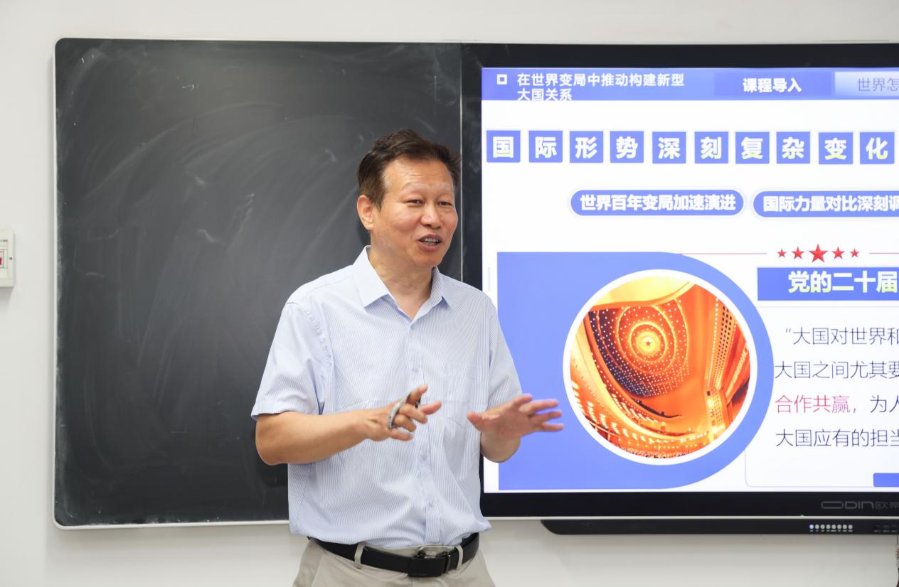 校长吴中深入课堂为学生讲授思政课